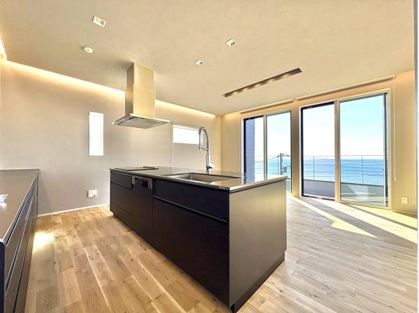 キッチンからも海を眺めます。