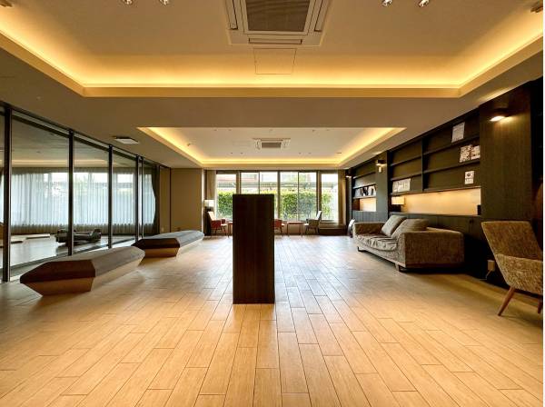 ガラス越しにキッズルームを見守りながら落ち着きあるサロンでくつろぎタイム♪