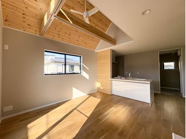 無垢板張りで木のぬくもり感じる室内デザイン