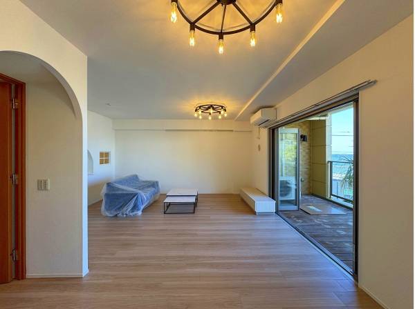 オープンエアバルコニーに面したリビング。素晴らしい解放感が得られます。