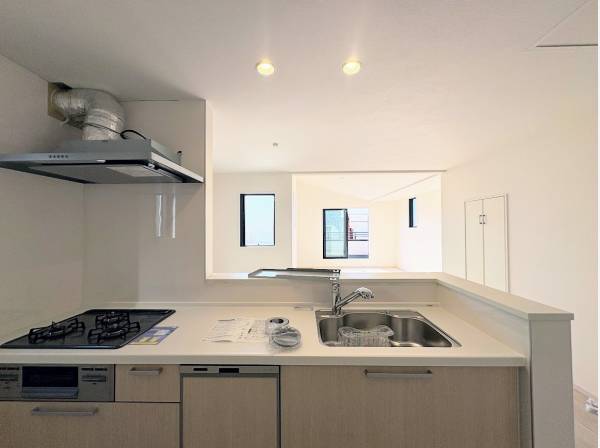 家族との会話が弾む対面式キッチン