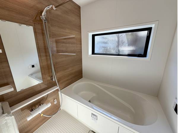 木目調で安らぎを感じさせるシャワールーム