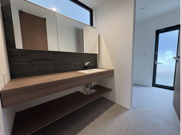 洗面台は広いので二人でも使うことができますよ。