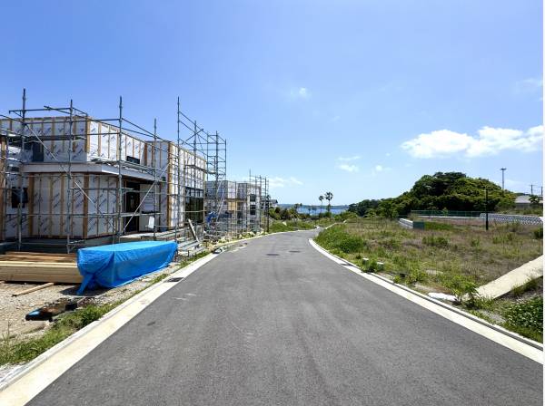 前面道路も広く開放的