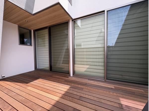 窓が開くとウッドデッキとつながります！
