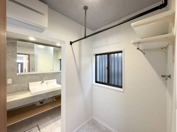 部屋干し用のアイアンバーが備わったゆとりあるランドリールーム