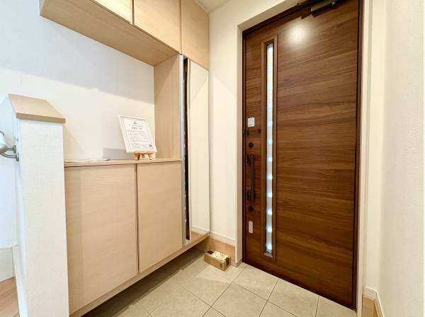 お出かけ前に嬉しい鏡付きの玄関ホール