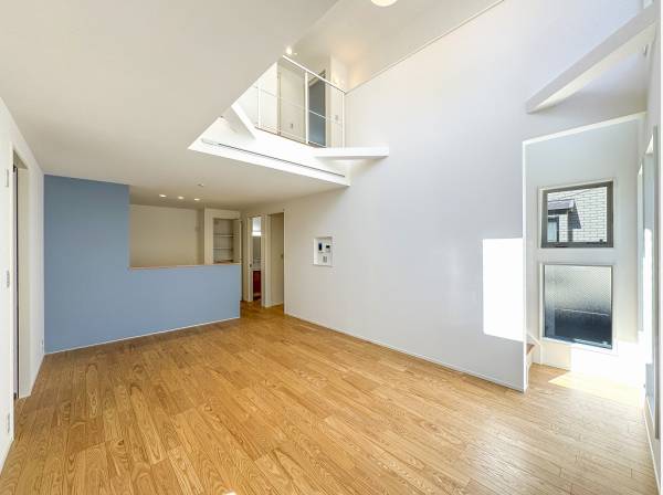 高窓からの豊かな採光がお部屋全体を明るく満たします