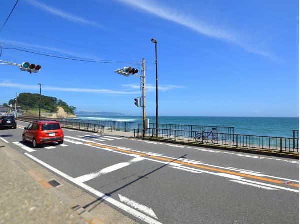 134号線を挟んですぐ海のロケーション