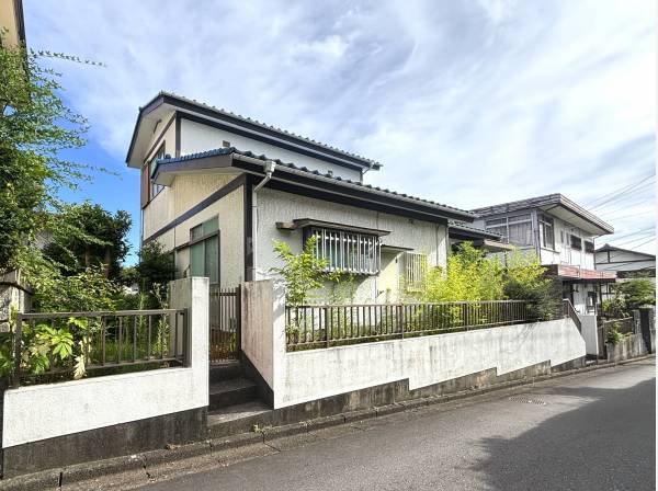 閑静な住宅街に位置します