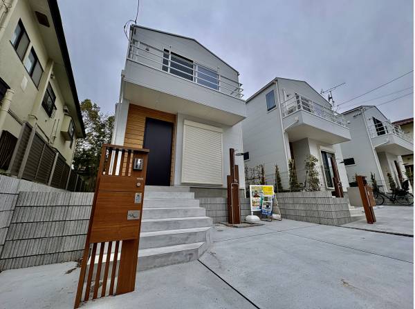 外観は南国風で駐車場も広くて車2台停められます。