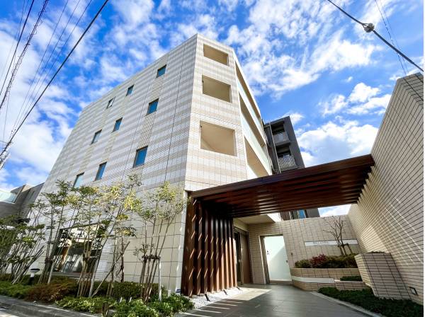 緑が寄り添うモダンなエントランスも素敵です