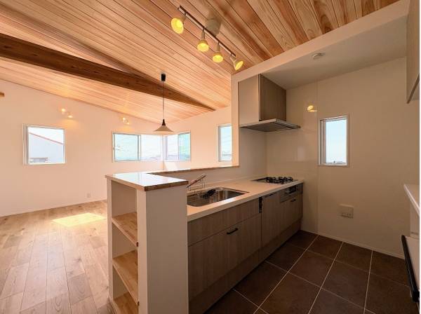 家族との会話が弾む対面式キッチン