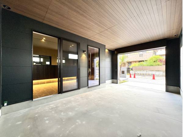 同建築会社施工例のガレージです。