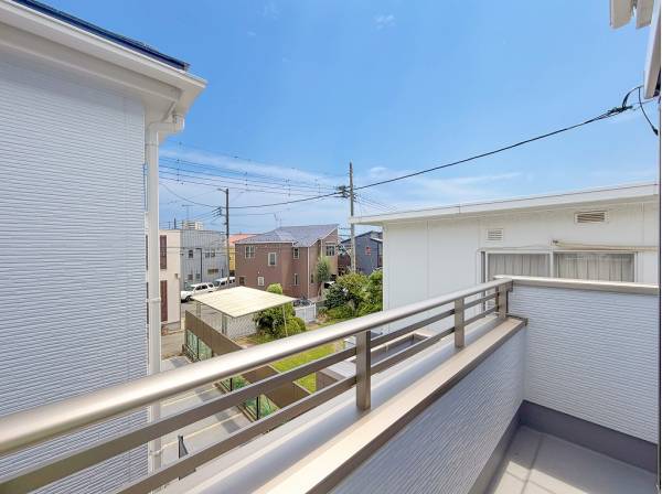 バルコニーは南東向きで陽当たり良好です