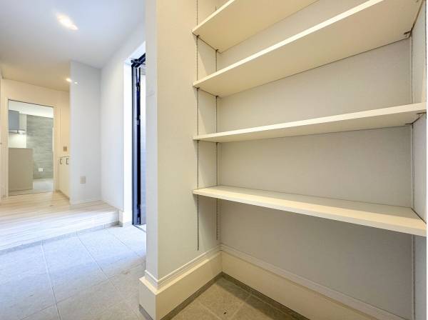 可動棚の付いたシューズインクロークでいつも綺麗な玄関に