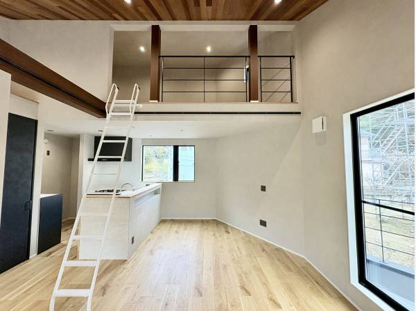 専用はしごを使いロフトに収納ができます