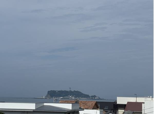 ウッドデッキのようなルーフバルコニーからは江ノ島も！！
