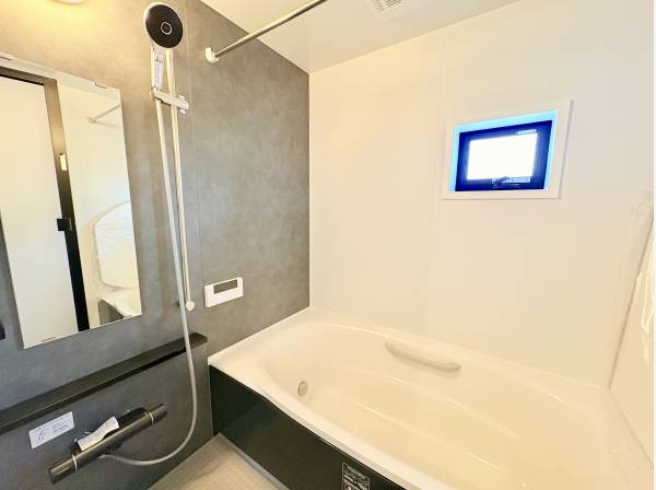 シックなデザインのバスルーム。雨の日に嬉しい浴室乾燥機付きです