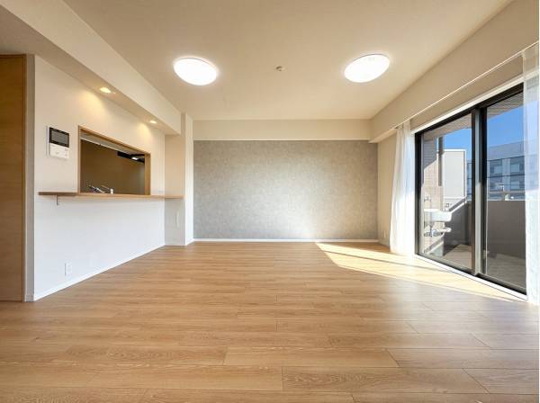 南向きのため明るい印象のリビング