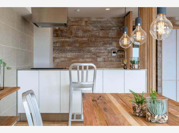 キッチンには椅子を置いて晩酌を楽しむのもいいですね