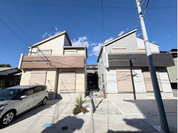 スタイリッシュな外観、左側建物です