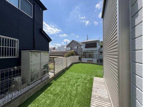 1階の居室から繋がるお庭。※庭の人工芝はAIイメージ