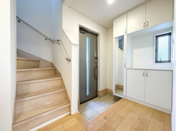 玄関は自然光が心地よく広がり開放的