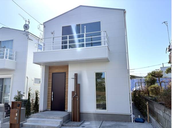 駐車は2台可能です。外シャワーも完備