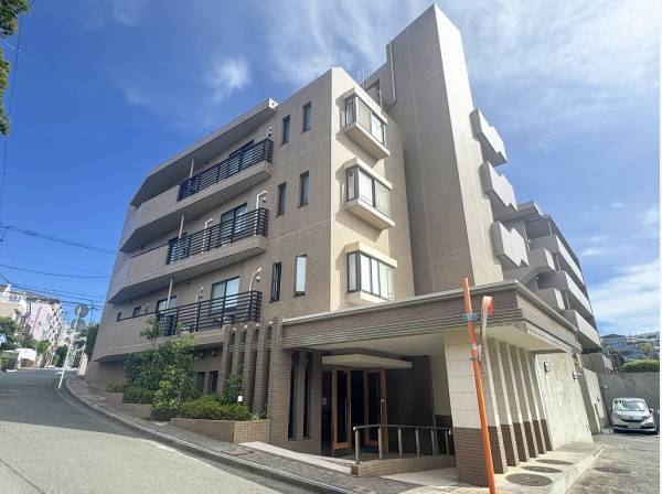 落ち着いた暮らしが叶う閑静な住宅街に佇みます