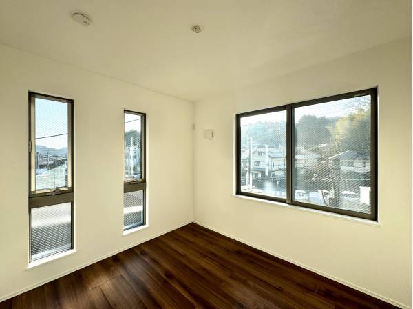 角区画のため日当たりと開放感に包まれます