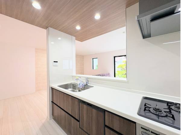 家族の顔が見える対面式キッチン