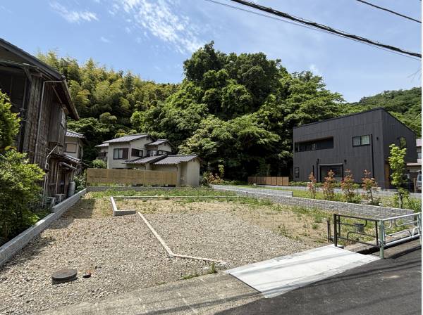 周囲に広がる低山の緑。その緑を存分に感じることができます