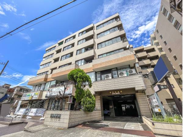 商業施設が建ち並ぶ駅前のなぎさ通り沿いに佇みます