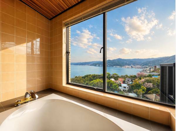 窓越しに広がる海景色、癒しのバスタイムを演出。
