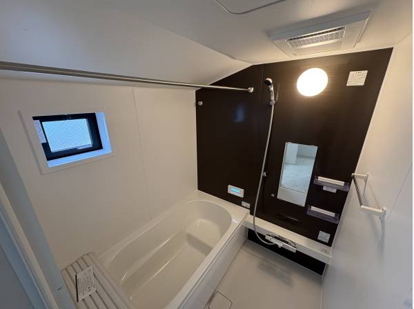 お風呂には浴室乾燥機が付いております。