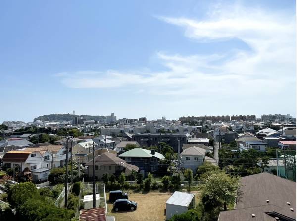 江ノ島と湘南の街を見下ろす抜け感ある眺望が広がっています。