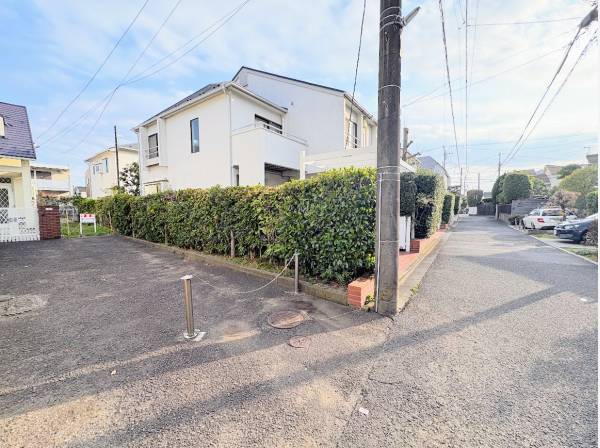 前面道路もゆとりあるアプローチ