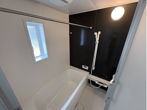 お風呂には浴室乾燥機が付いております。