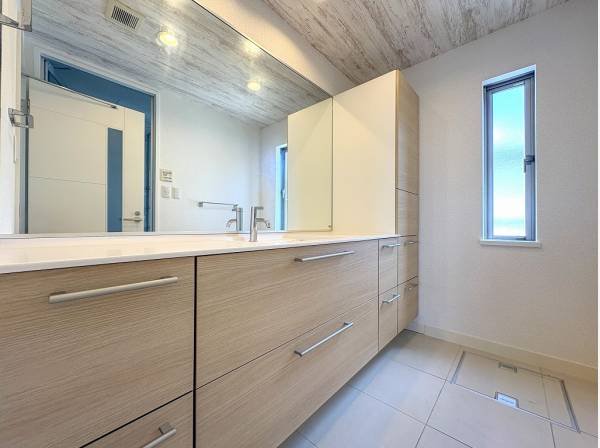 ワイドなミラーが印象的な温もり広がるパウダールーム