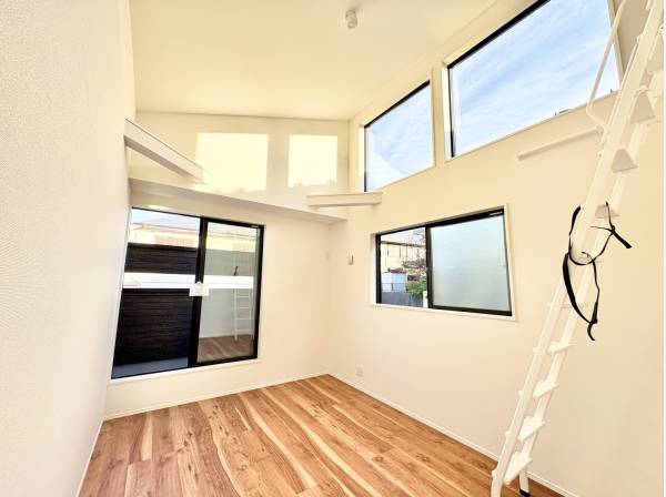 勾配天井で開放的な居室