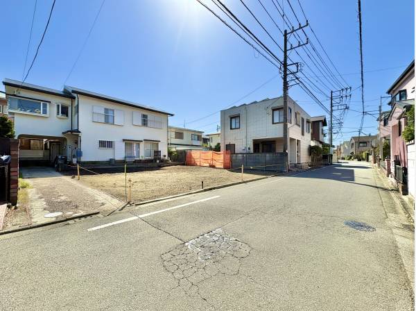 広々とした道路に面しているため開放感があります。