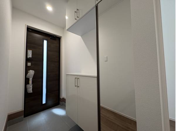 玄関もタップリと収納がありますよ。