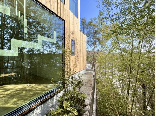 竹林に包まれ緑を肌で感じるロケーション