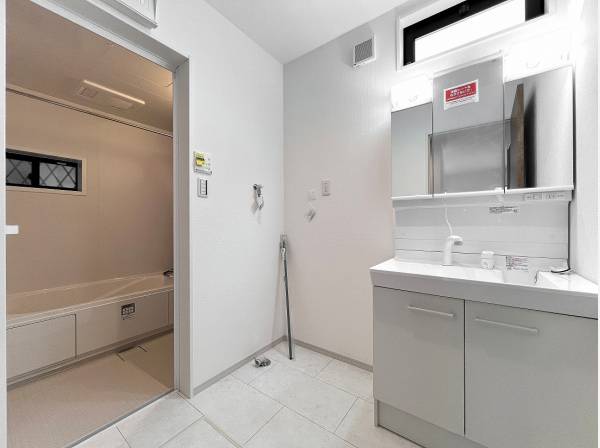 白で統一された清潔感溢れるサニタリー