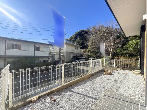 玄関サイドに広がるお庭はガーデニングやワンちゃんのスペースにもぴったりの広さ