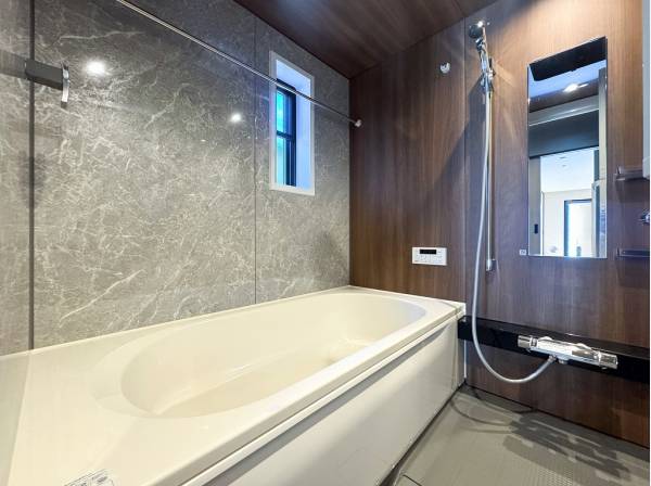 モダンな住空間に似合うラグジュアリーなバスルーム