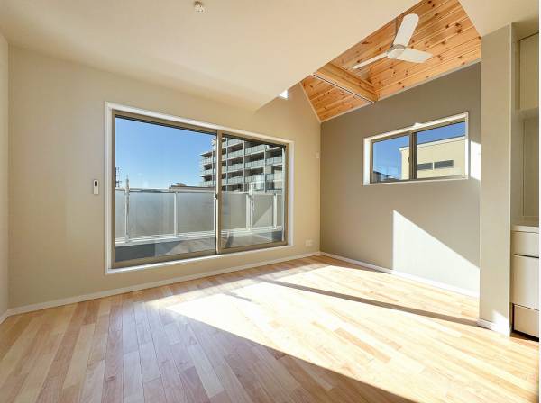 ウッドをあしらった吹抜け天井をシーリングファンが優雅に回ります