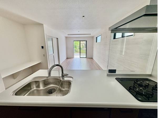 キッチンからの眺めです。先には駐車場が見えます。