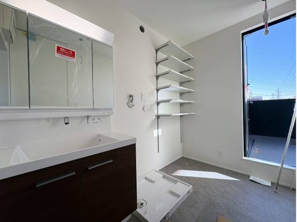 そのままバルコニーへと出れるサニタリールーム